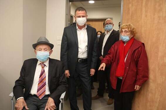 השר אדלשטיין והמבוטחים שהגיעו להתחסן בלאומית // צילום: גדעון מרקוביץ', לע"מ